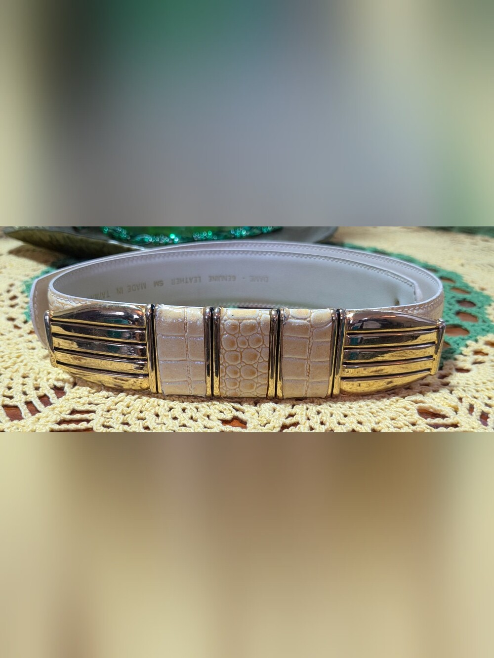 Vtg Dame Cream Leather Crocodile Pattern Belt Gold Buckle Stud Closure Size S